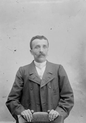 Constant Guesdon (1875-1952, fils d'Augustin Guesdon et Élise Champain) : en 1905 (vue 4), sur son lit de mort (vues 6-7).